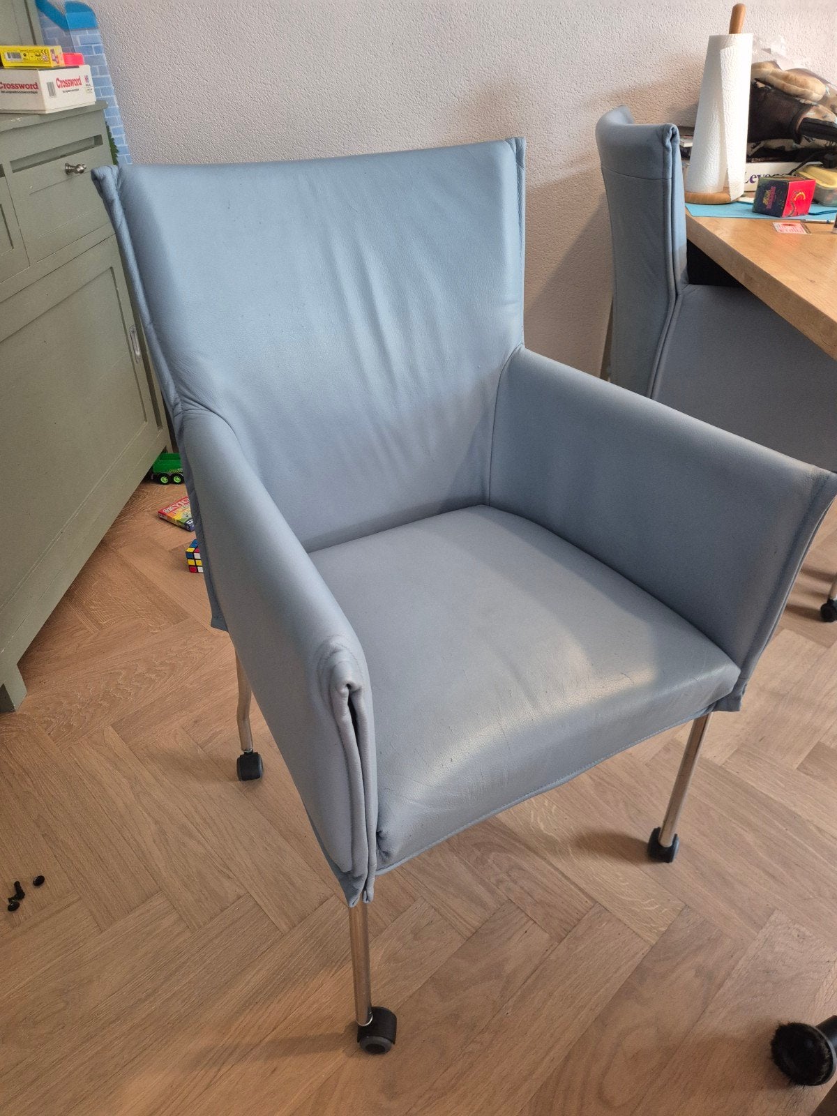 Fijne eetkamerstoelen met wieltjes blauw leer, Gebruikt, Blauw, Leer, Ophalen of Verzenden