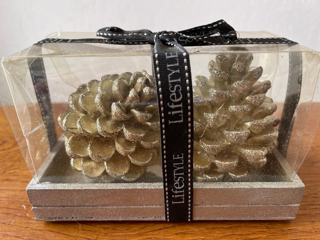 2 Kaarsen "Grote Dennenappels" Kleur: Goud Nieuw in Doos, Ophalen of Verzenden, Nieuw, Overige materialen, Minder dan 25 cm