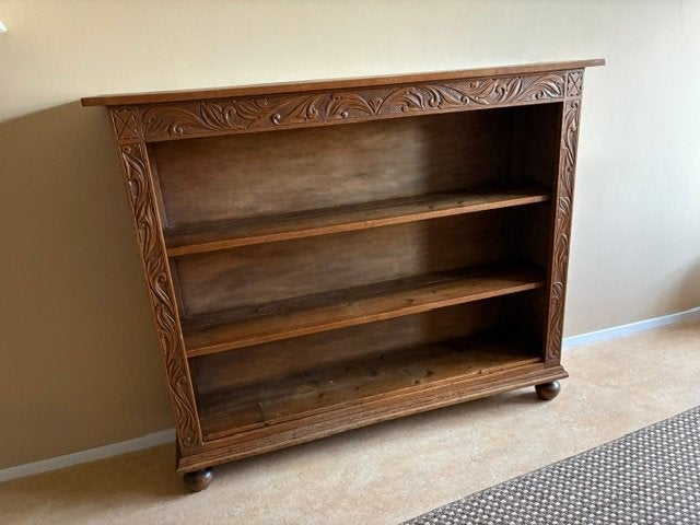 Vintage houten lage boekenkast met klassiek houtsnijwerk, Ophalen, Met plank(en), Gebruikt, 100 tot 150 cm