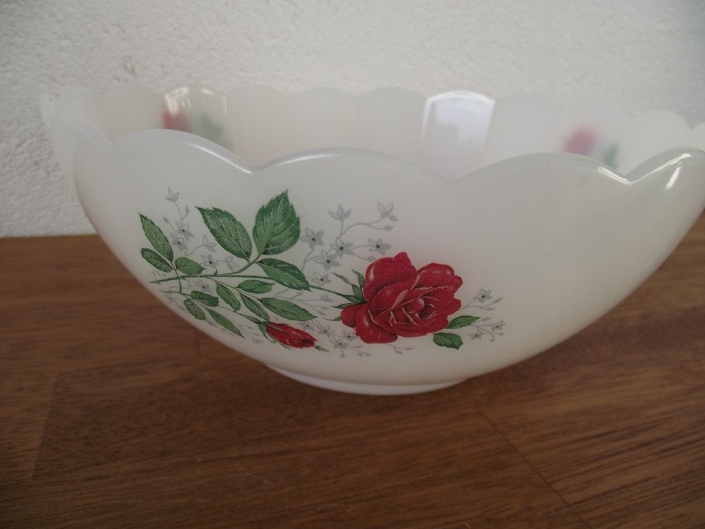 Acropal Red roses melkglas schaal schulp rand 20 cm France, Ophalen of Verzenden