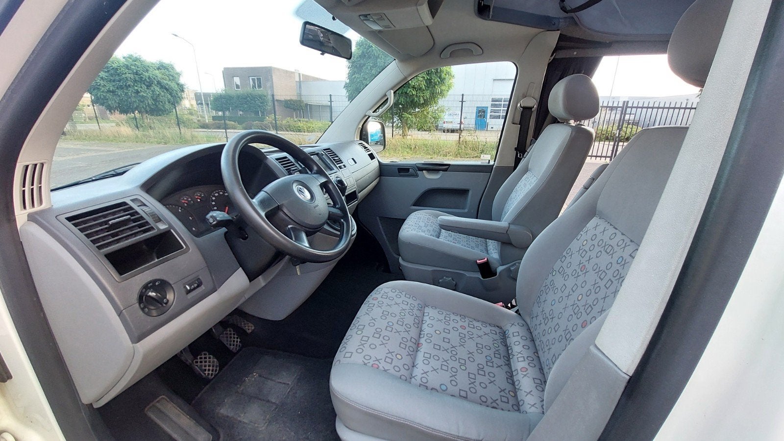 Foto 15 van VW T5 REIMO # 6 ZIT+4 SLAAPPLAATSEN # SLAAPHEFDAK #LENGTEZIT