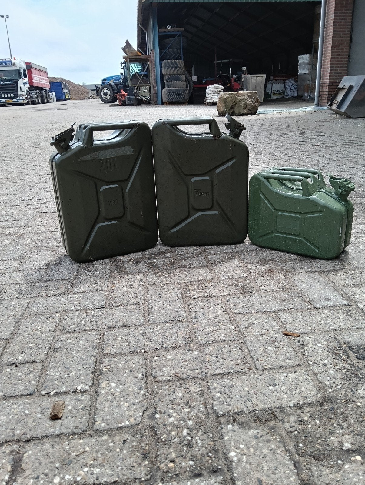 Stalen jerrycans, 20L en 5L, uit 1985, Ophalen
