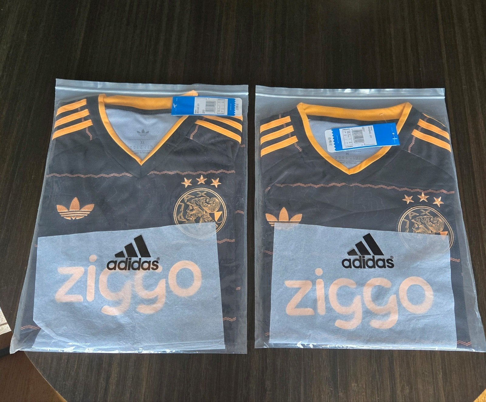 Ajax Uitshirt Maat M en XL - Nieuw met labels, Maat M, Ophalen of Verzenden, Nieuw, Shirt