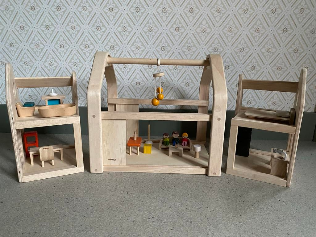 Poppenhuis Plan Toys “Slide and Go” met meubels en poppetjes, Ophalen of Verzenden, Gebruikt, Poppenhuis
