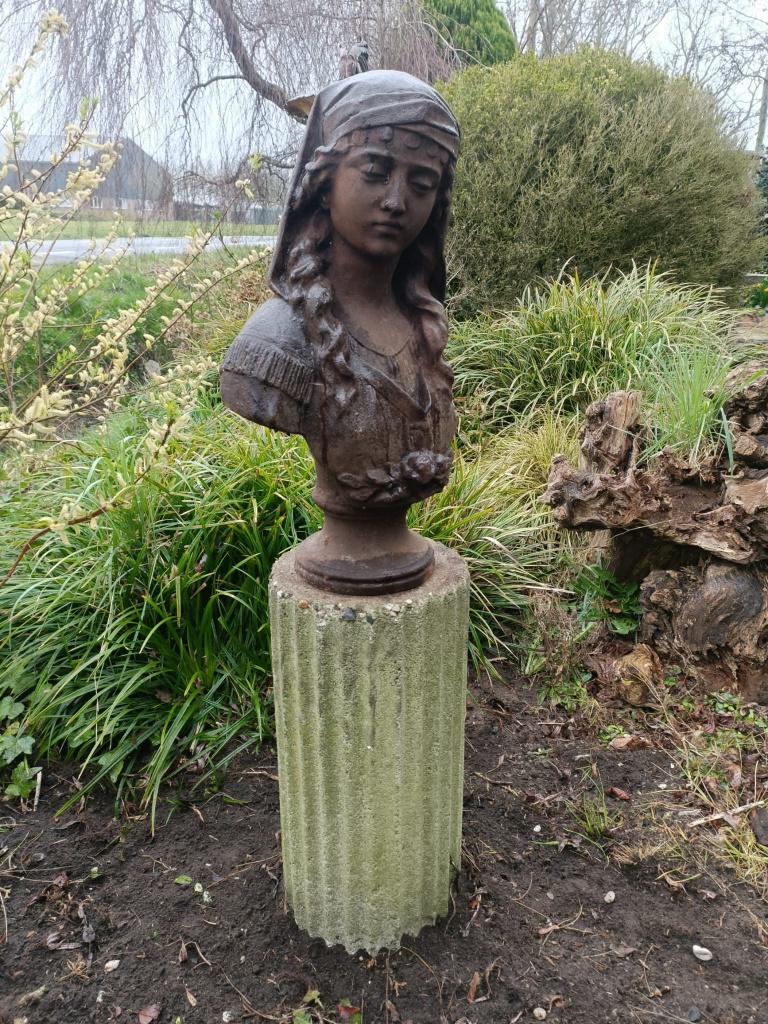 gietijzeren buste van jonge vrouw met hoofddoek, Ophalen, Gebruikt, Metaal, Mensenbeeld