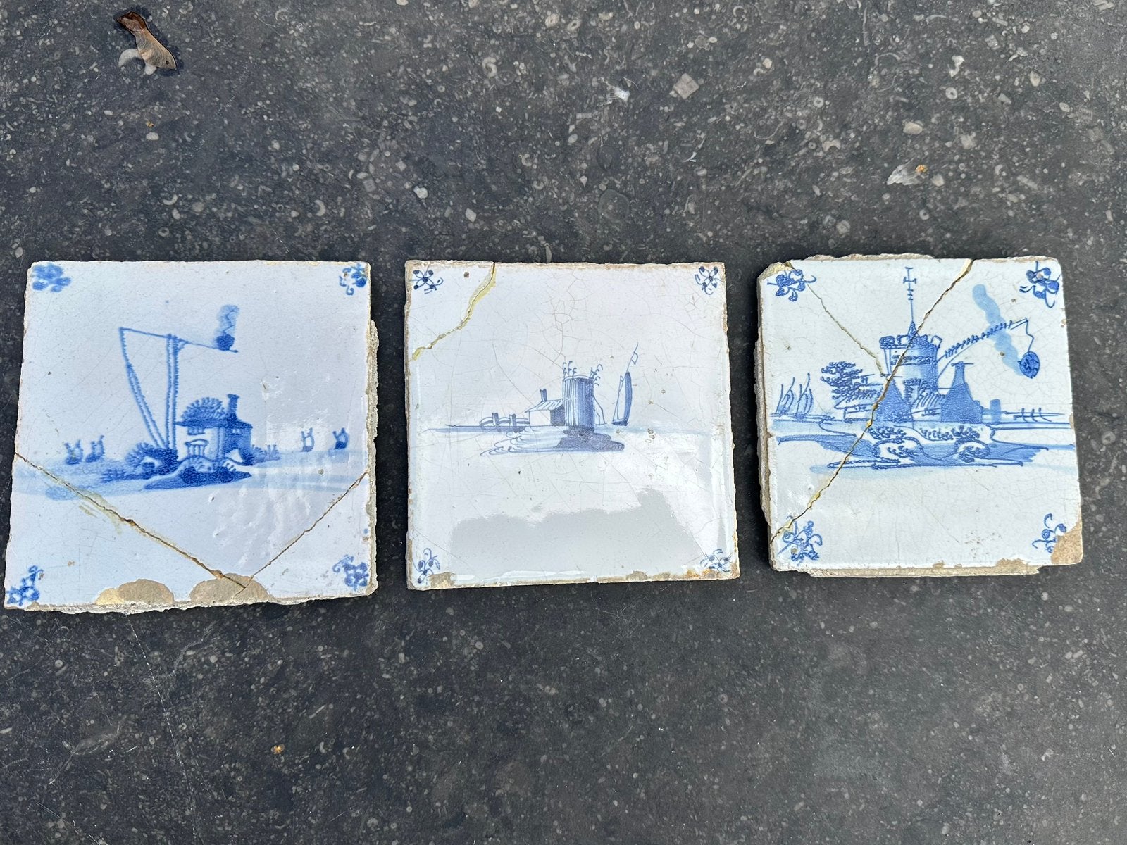Twee antieke Delftse tegels in landschapstijl, Ophalen of Verzenden