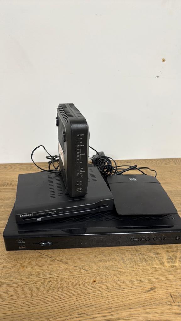 Partij Cisco mediaboxen routers en Samsung decoder, Ophalen of Verzenden, Zo goed als nieuw