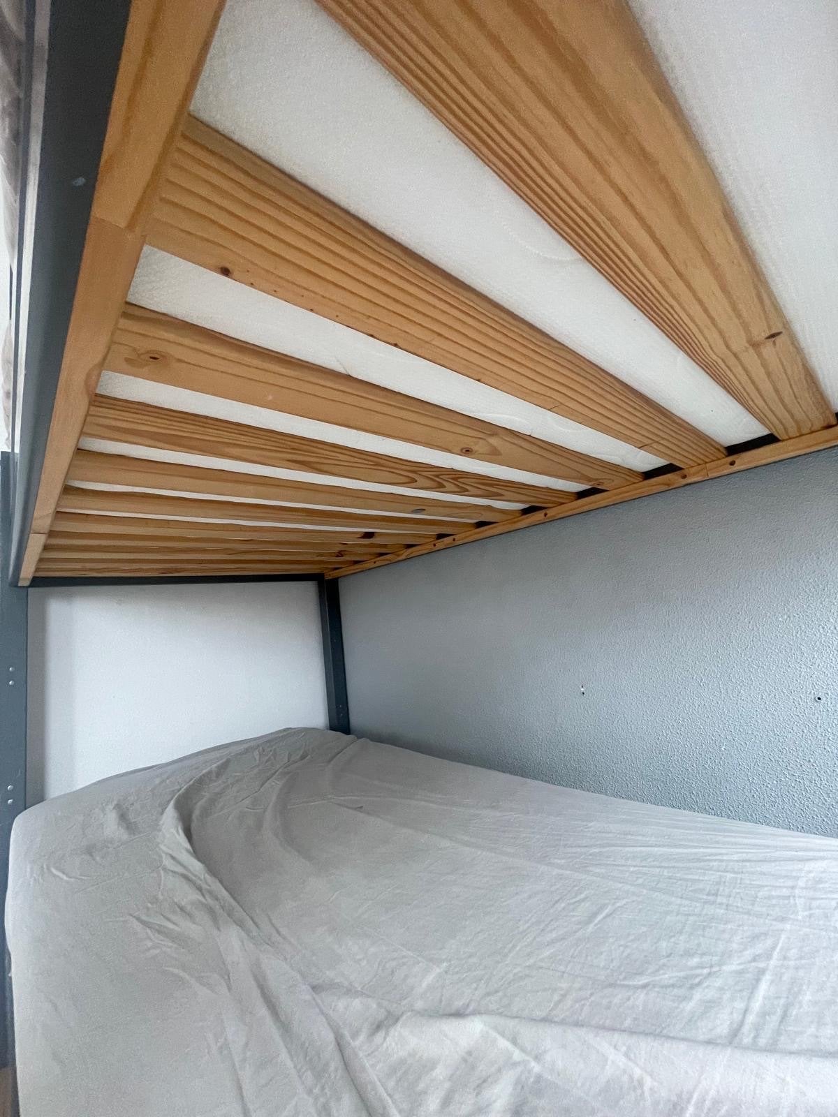 Stapelbed grijs met lattenbodems, Ophalen, Gebruikt, 90 cm, 160 tot 180 cm
