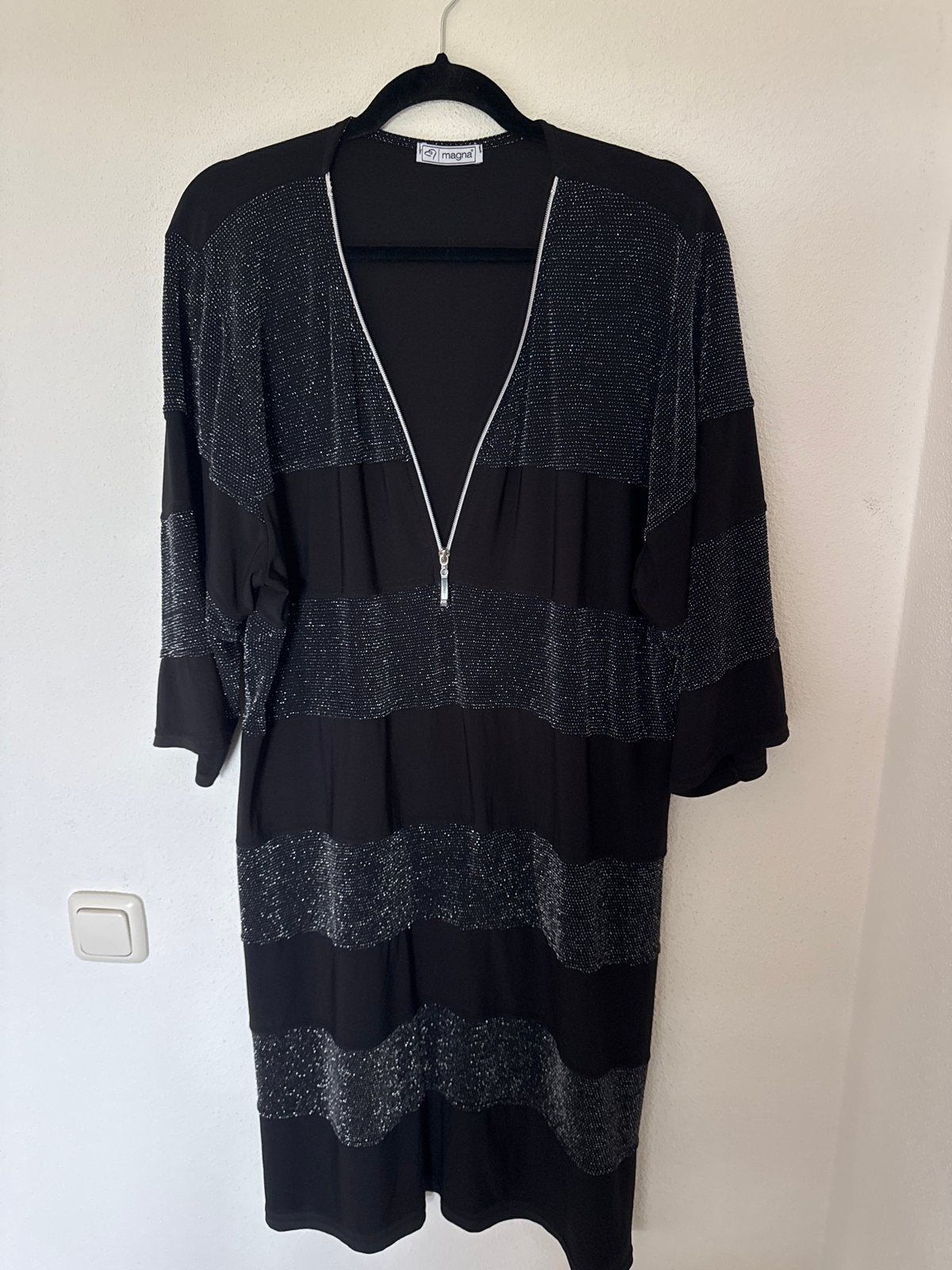 Magna jurk zwart met glitter strepen en rits, Zwart, Maat 42/44 (L), Ophalen of Verzenden, Zo goed als nieuw