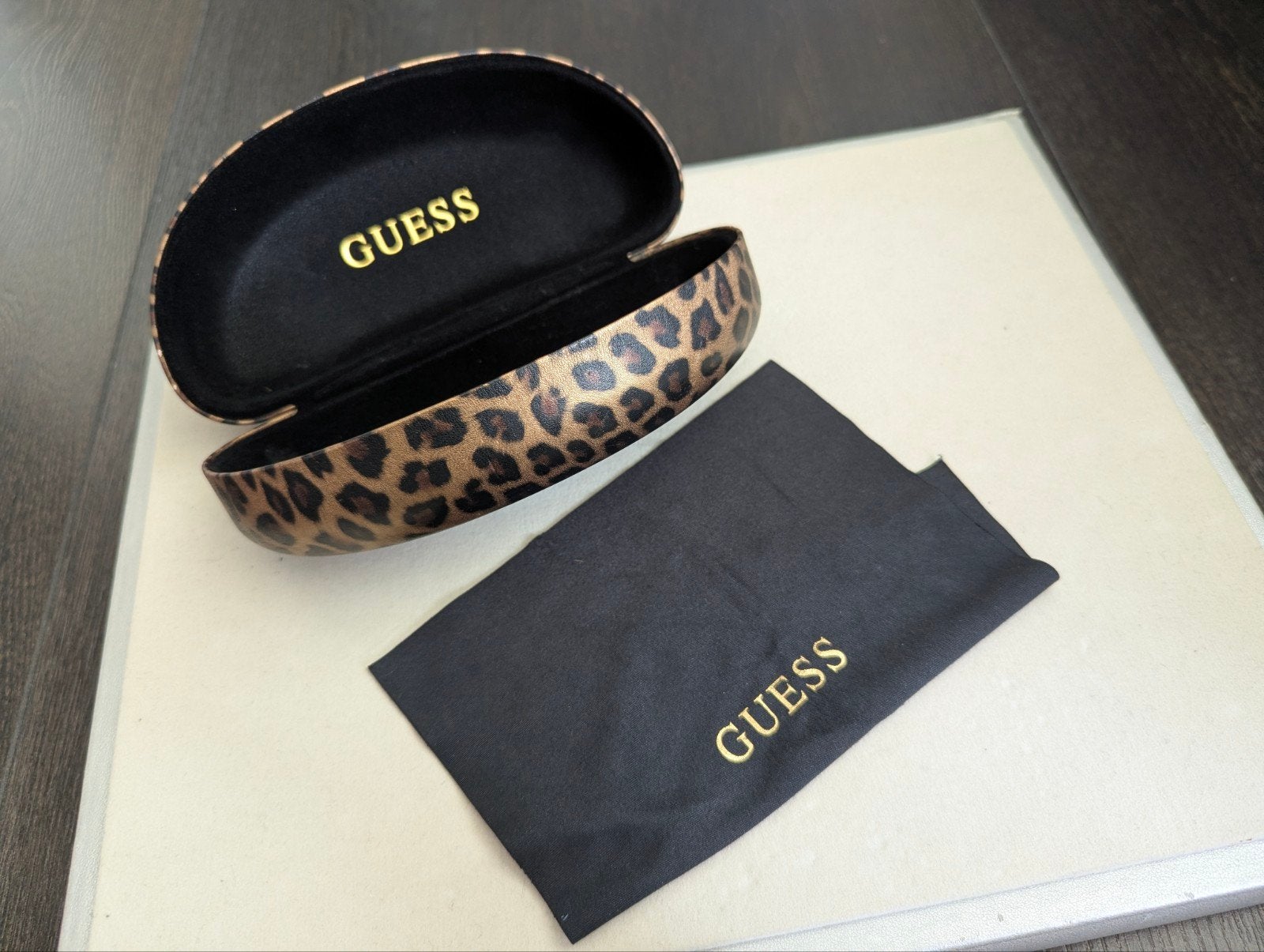 Guess brillendoos met doekje, Sieraden, Tassen en Uiterlijk, Ophalen of Verzenden, Zo goed als nieuw, Zwart, Overige merken