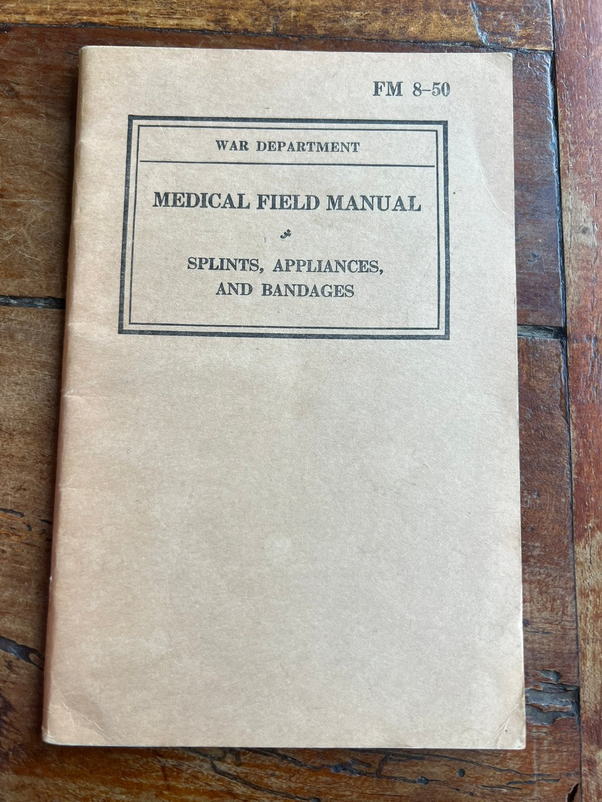 WO2 Amerikaans First Aid Voorschrift Spalk Verband etc 1940, Amerika, Verzenden, Boek of Tijdschrift