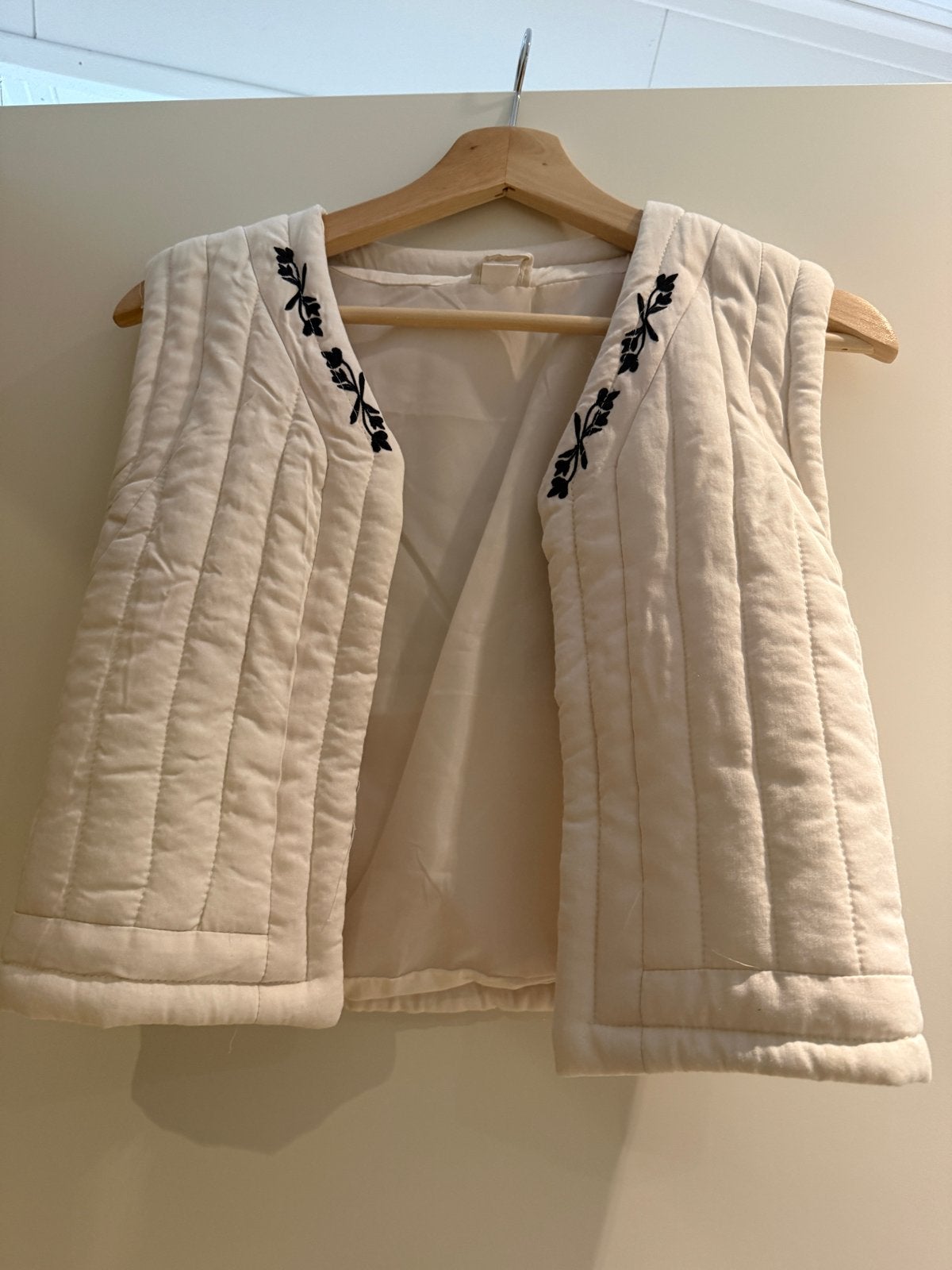 Crèmekleurig gewatteerd gilet met borduursel, Ophalen of Verzenden, Zo goed als nieuw