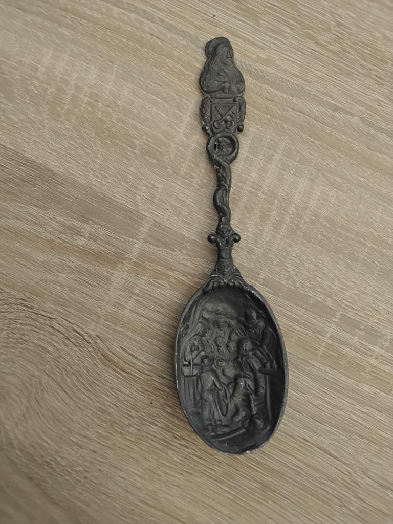Antieke tinnen lepel met reliëfdecoratie, Antiek en Kunst, Antiek | Bestek, Ophalen