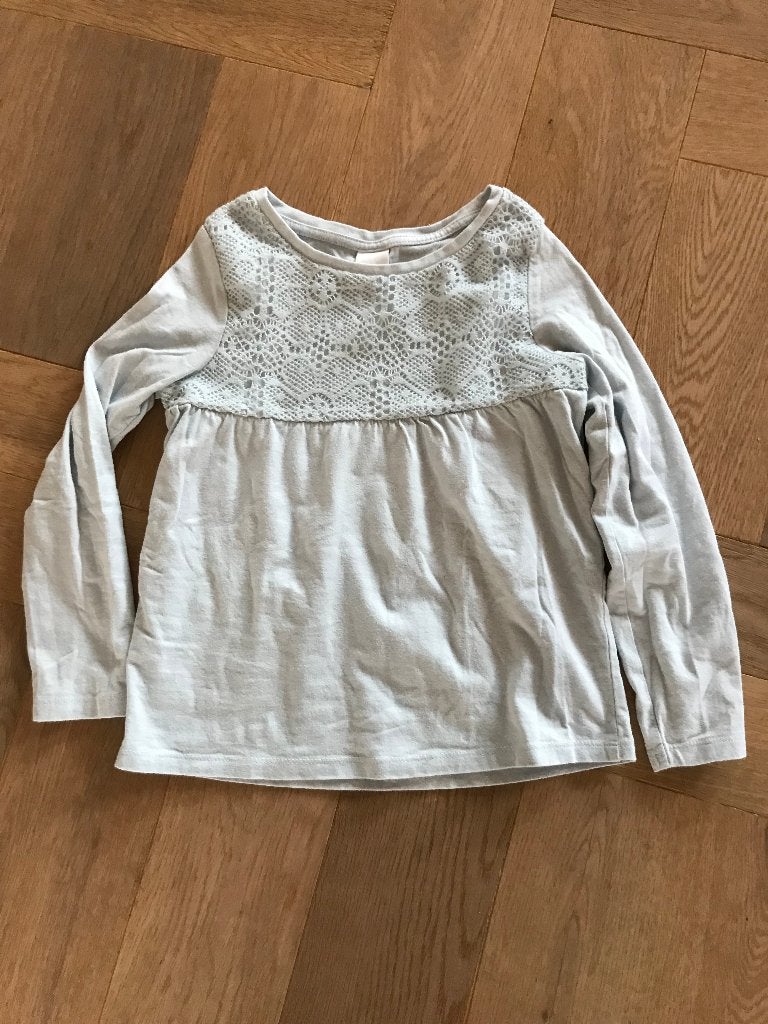 Mooi lichtblauw shirt met lange mouw en kant maat 122 - zgan, Kinderen en Baby's, Palomino, Meisje, Ophalen of Verzenden, Zo goed als nieuw