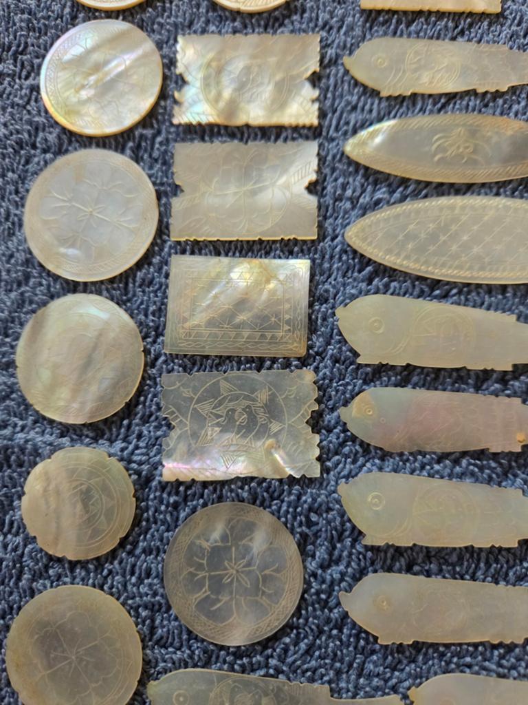 Antieke Thaise Parelmoer Munten en Tokens in Lakdoos, Antiek en Kunst, Ophalen of Verzenden