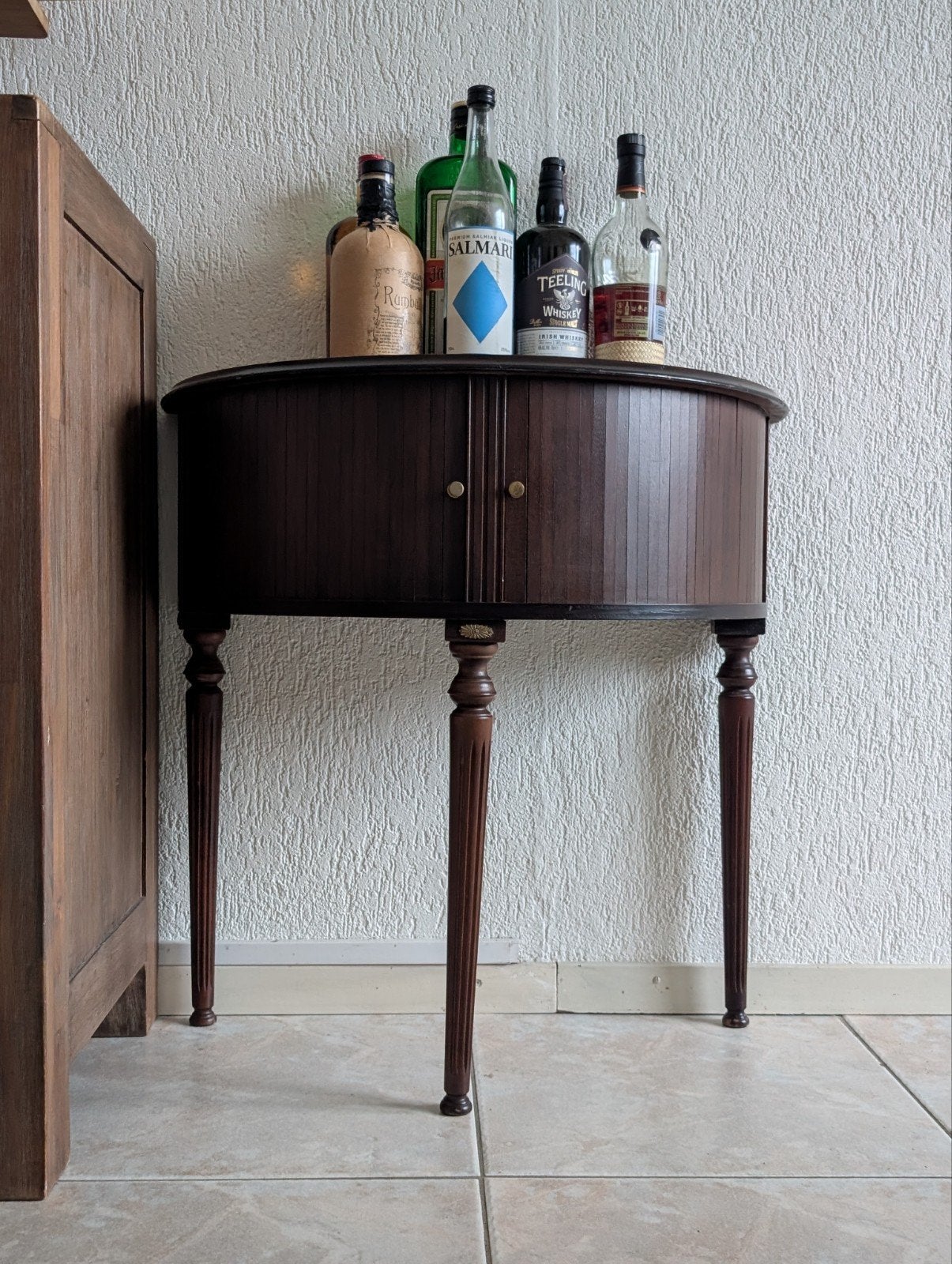 Halfronde Drankkast met Schuifdeurtjes, Ophalen
