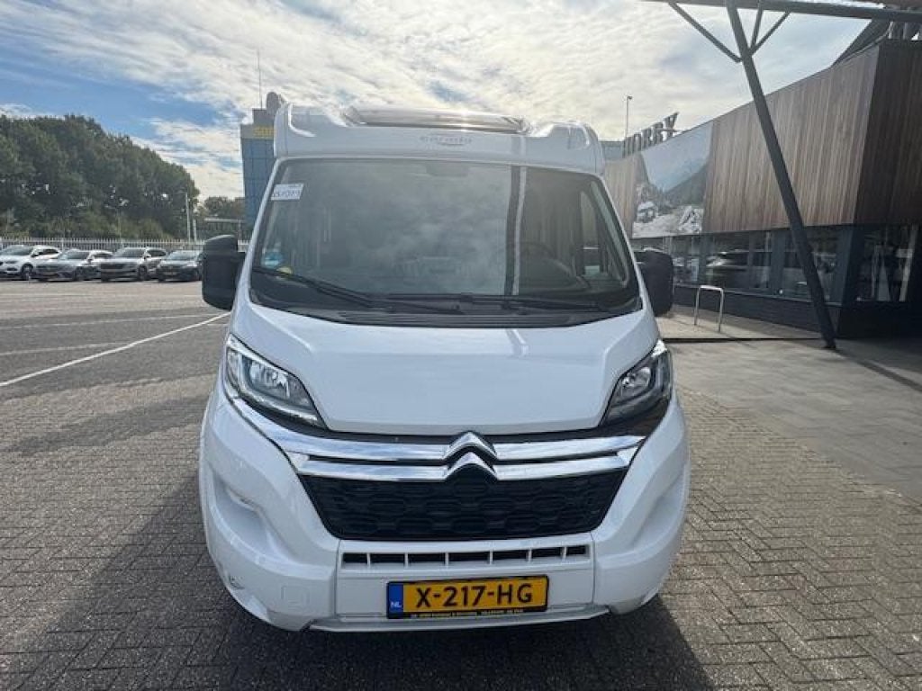 Carado V337 PRO 2023 Origineel NL camper slechts 17.117km, Chemisch toilet, Standaard zit, Ringverwarming, Tot en met 2