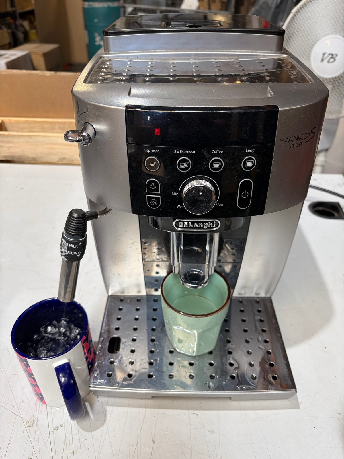 Defect - De'Longhi Magnifica coffee machine, Afneembaar waterreservoir, Espresso apparaat, Niet werkend, 2 tot 4 kopjes