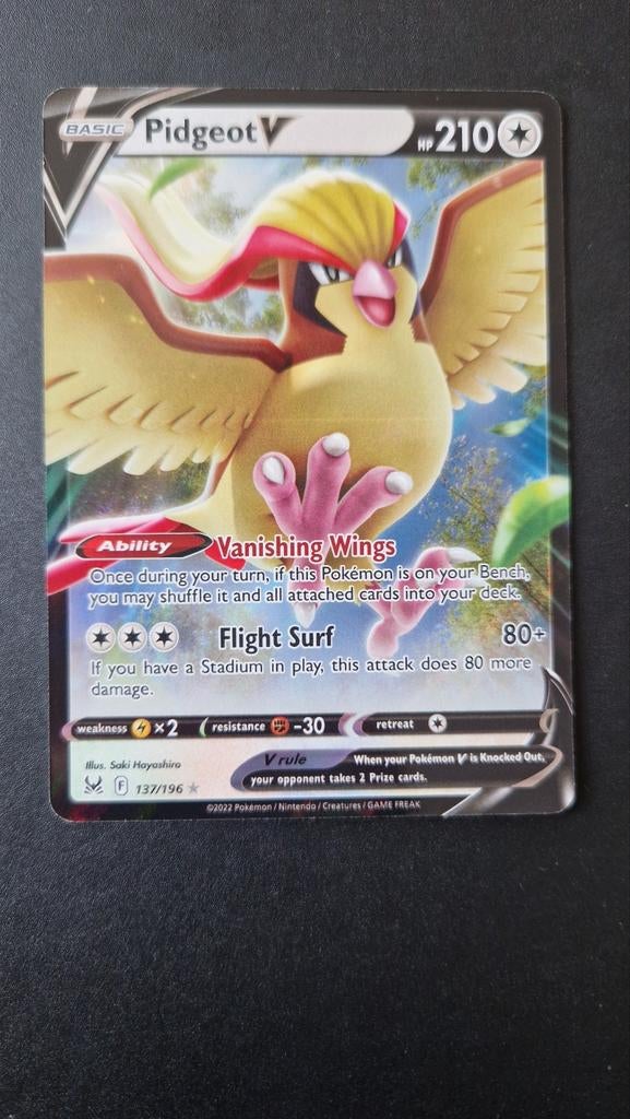 Pidgeot V 137/196 Lost Origin Pokemon, Ophalen of Verzenden, Zo goed als nieuw, Losse kaart