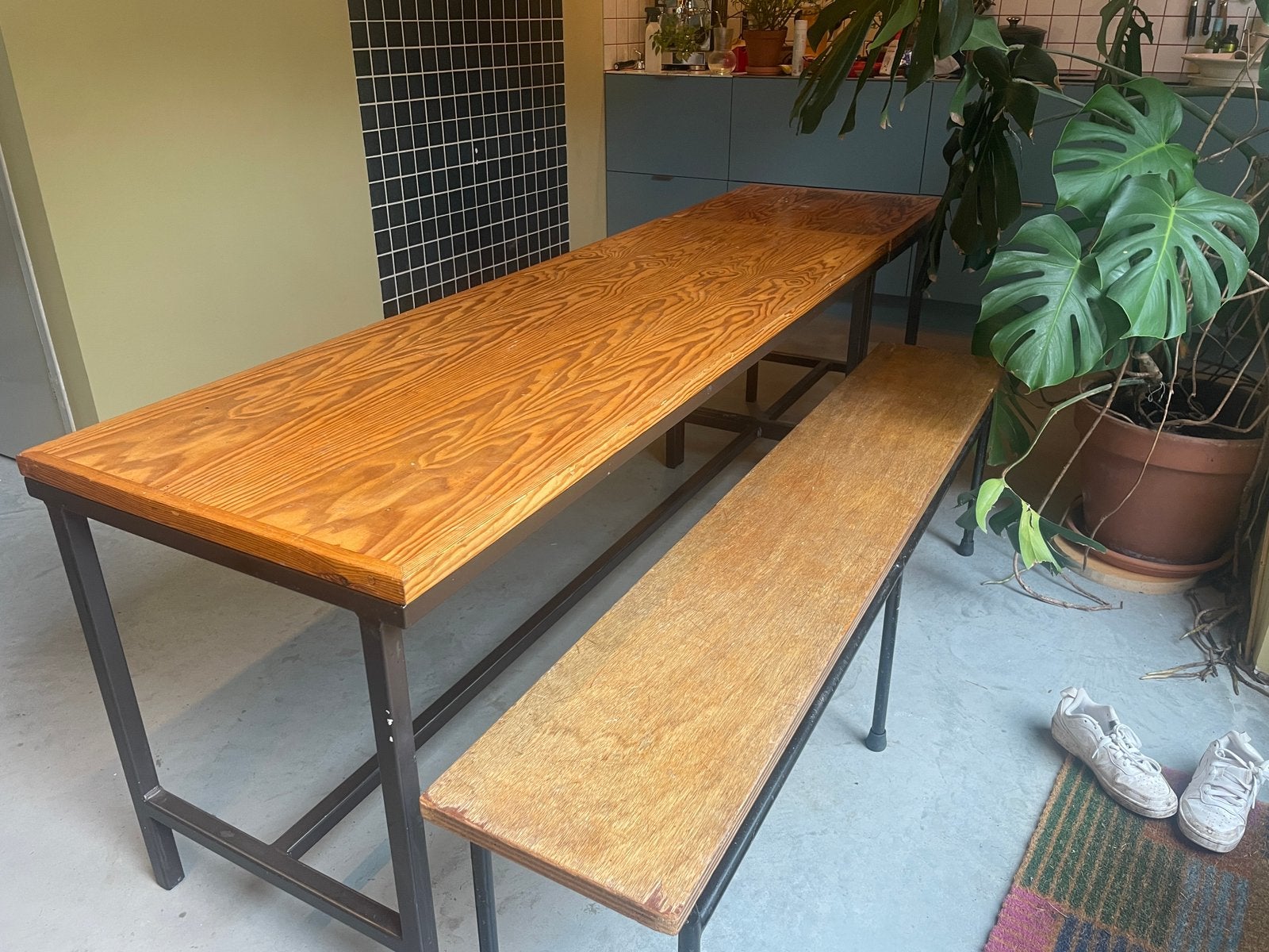 Kleine houten eettafel met twee bankjes, Huis en Inrichting, Tafels | Eettafels, Gebruikt, Industrieel - gemaakt in de jaren 60