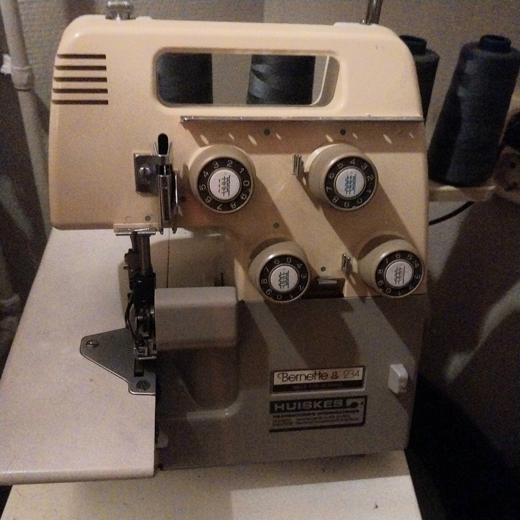 Perfect werkende Bernina Lock naaimachine, Hobby en Vrije tijd, Naaimachines en Toebehoren, Ophalen, Bernina, Zo goed als nieuw