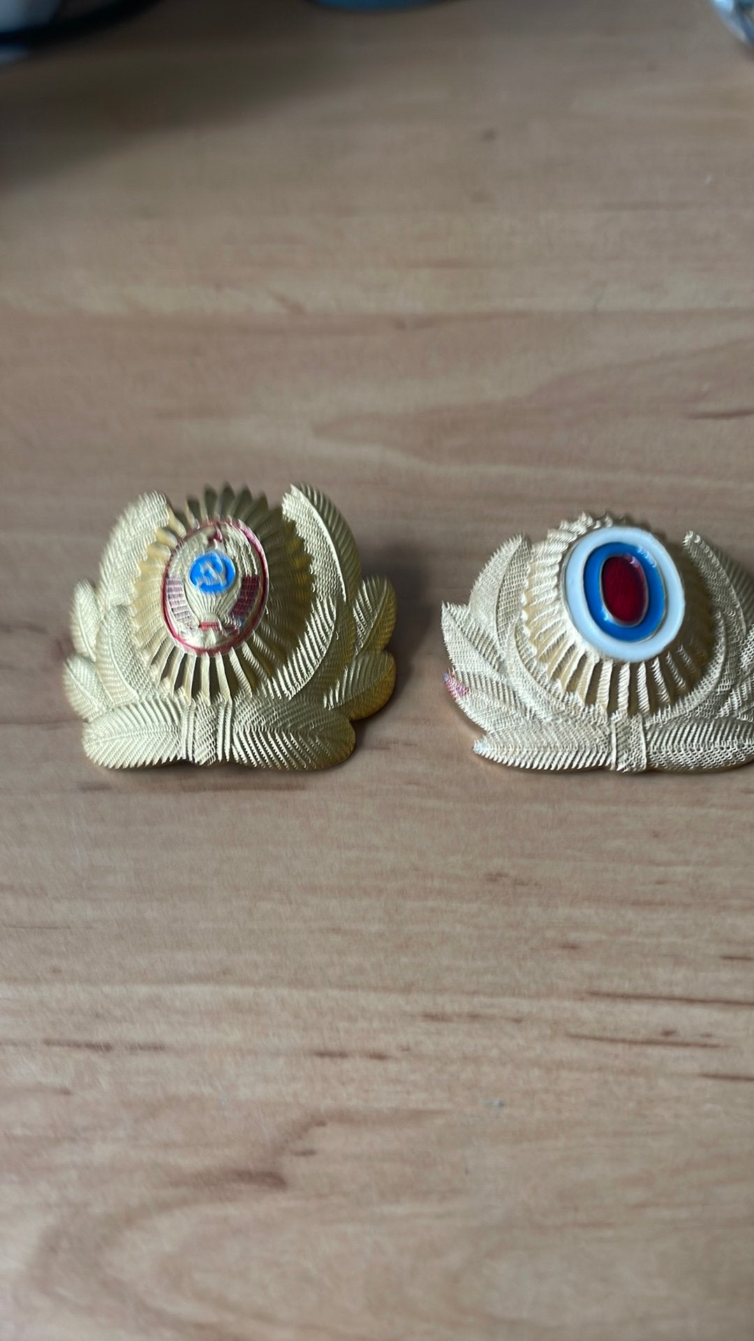 2 Pet emblemen politie Sovjet Unie, Ophalen of Verzenden, Overige soorten, Nederland, Embleem of Badge