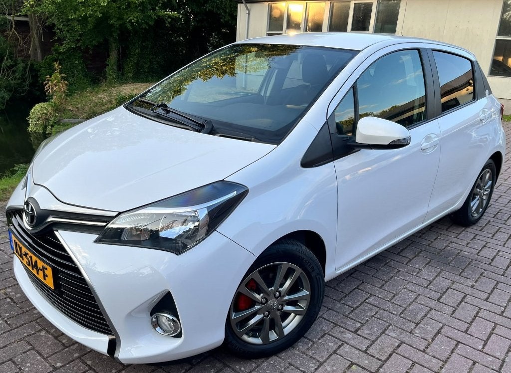 Toyota Yaris 1.0 12V Vvt-i 5DR 2015 Wit, Auto's, Stof, 40 €/maand, Bedrijf, Handgeschakeld