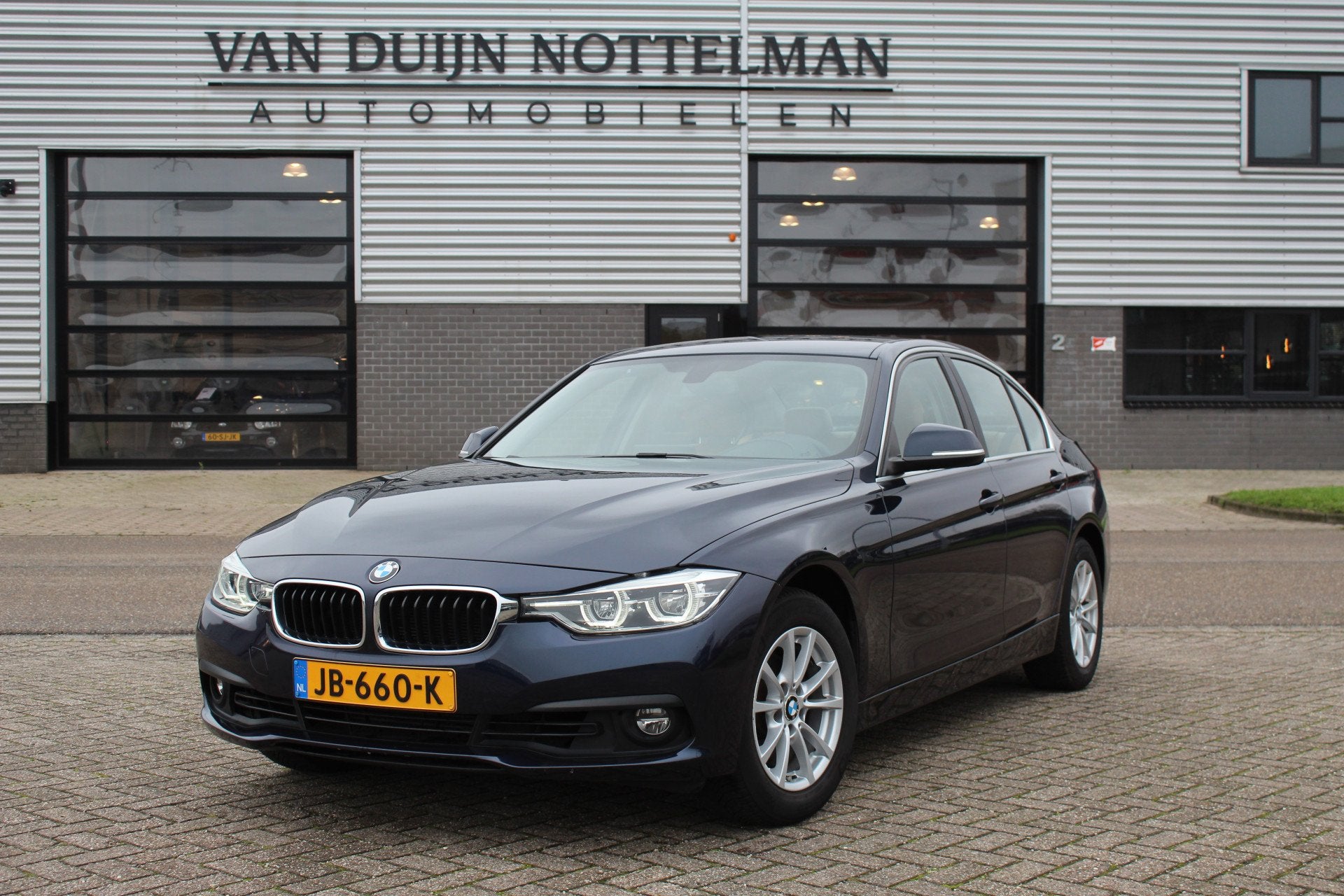 BMW 3 Serie 318i Essential / Leer / Navigatie / Automaat / N, Auto's, Automaat, Dealer onderhouden, Gebruikt, Met garantie (alle)