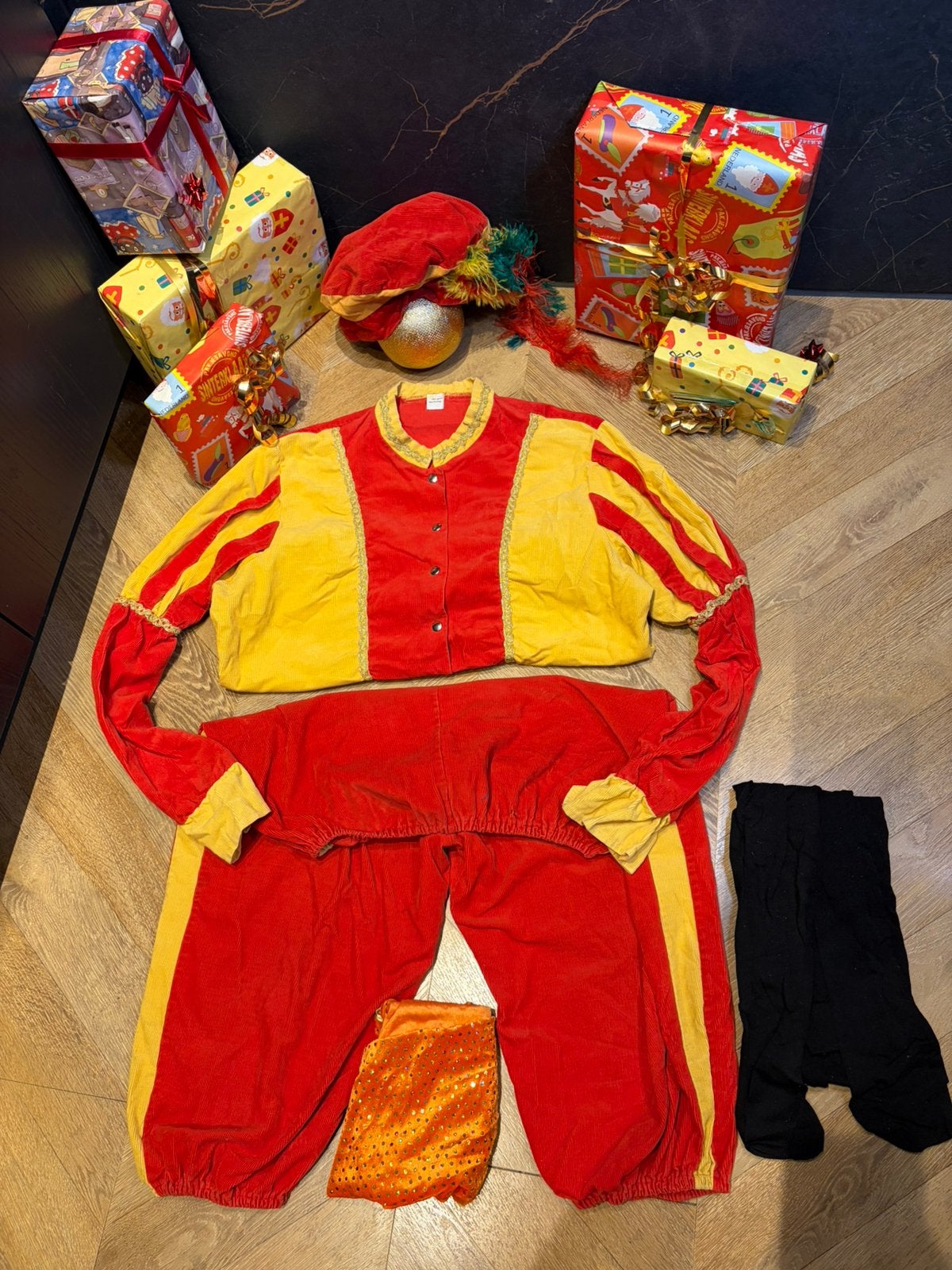Pietenpak maat m geel rood ribstof handwerk sinterklaas set, Ophalen of Verzenden, Gebruikt