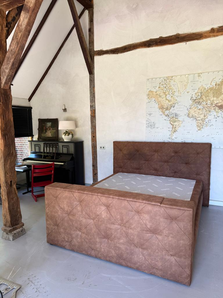 Luxe Tweepersoonsbed met TV Lift in Voetbord 180x200, Huis en Inrichting, Slaapkamer | Bedden, Overige materialen, Bruin, Tweepersoons