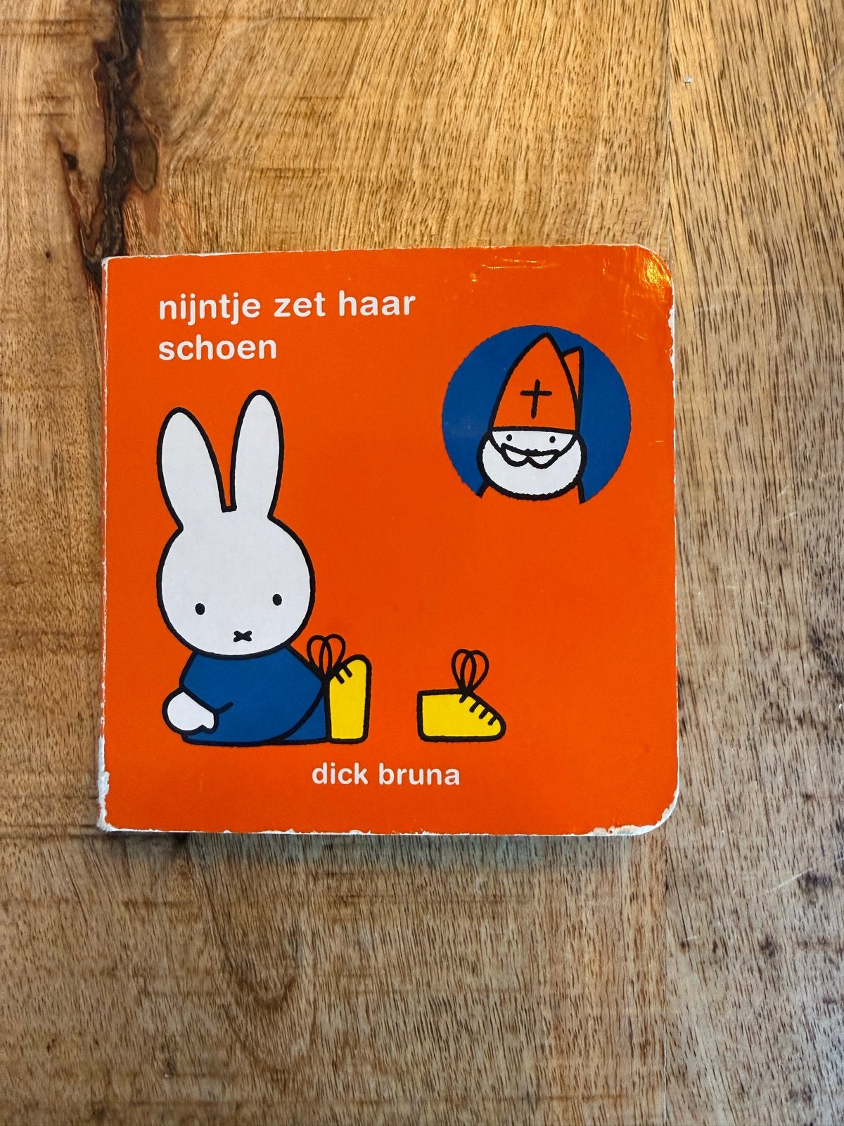 Nijntje zet haar schoen - Dick Bruna, Ophalen of Verzenden, Gelezen