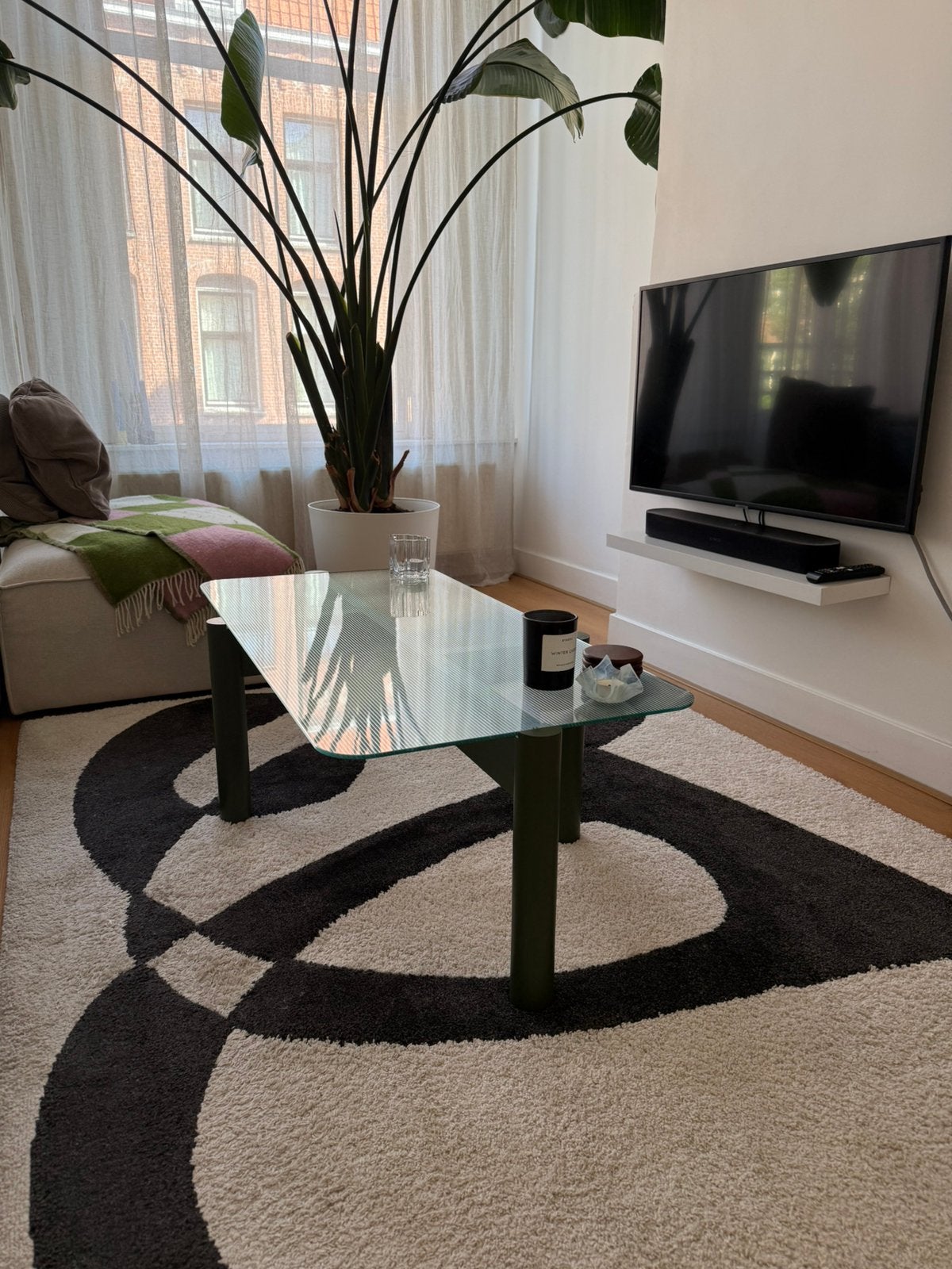 Noo.ma design salontafel van glas – donkergroene poten, Huis en Inrichting, Tafels | Salontafels, Ophalen, 100 tot 150 cm, 50 tot 100 cm