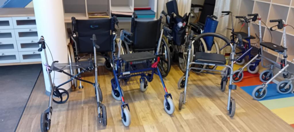 Diverse rolstoelen en rollators, Ophalen