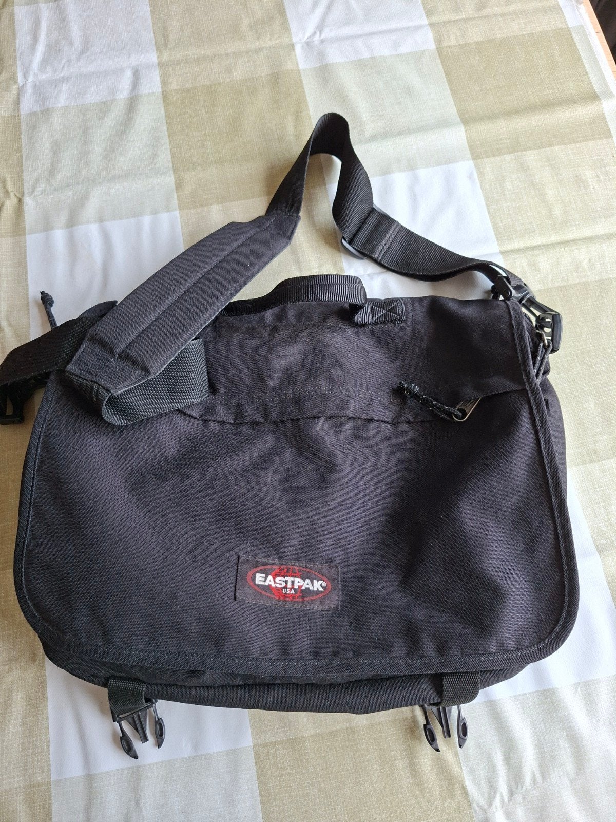 Eastpak Messenger Tas Zwart - Ruim en Praktisch, Computers en Software, Laptoptassen, Ophalen, Zo goed als nieuw, Zwart, Schoudertas