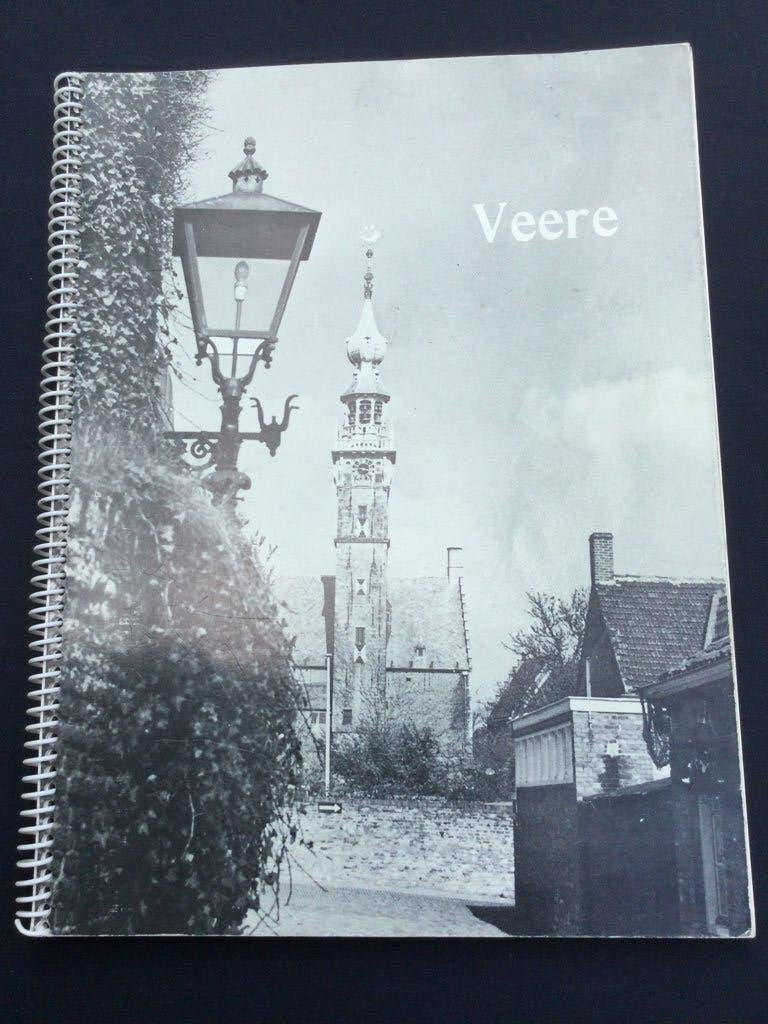 Veere. Zoals het reilt en zeilt. Foto’s :  Beer Poortugaal., Ophalen of Verzenden, Gelezen