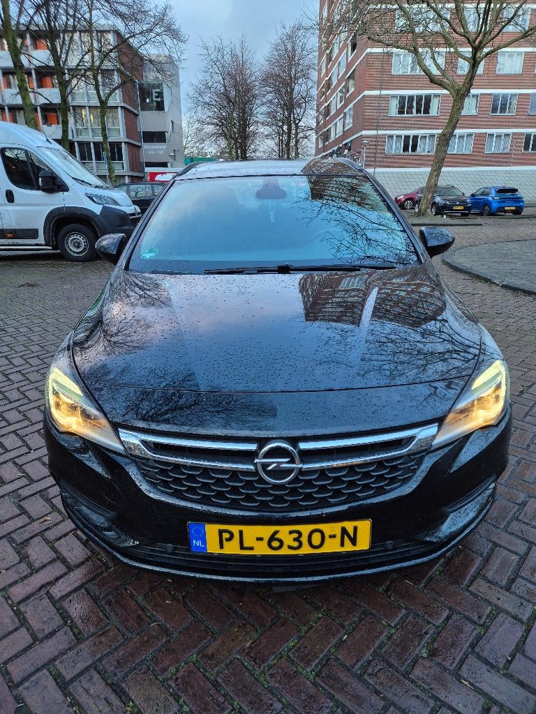 Opel Astra 1.0 Turbo 77KW Sports Tourer AUT 2017 Zwart, Auto's, Stof, 1178 kg, 620 kg, Zwart