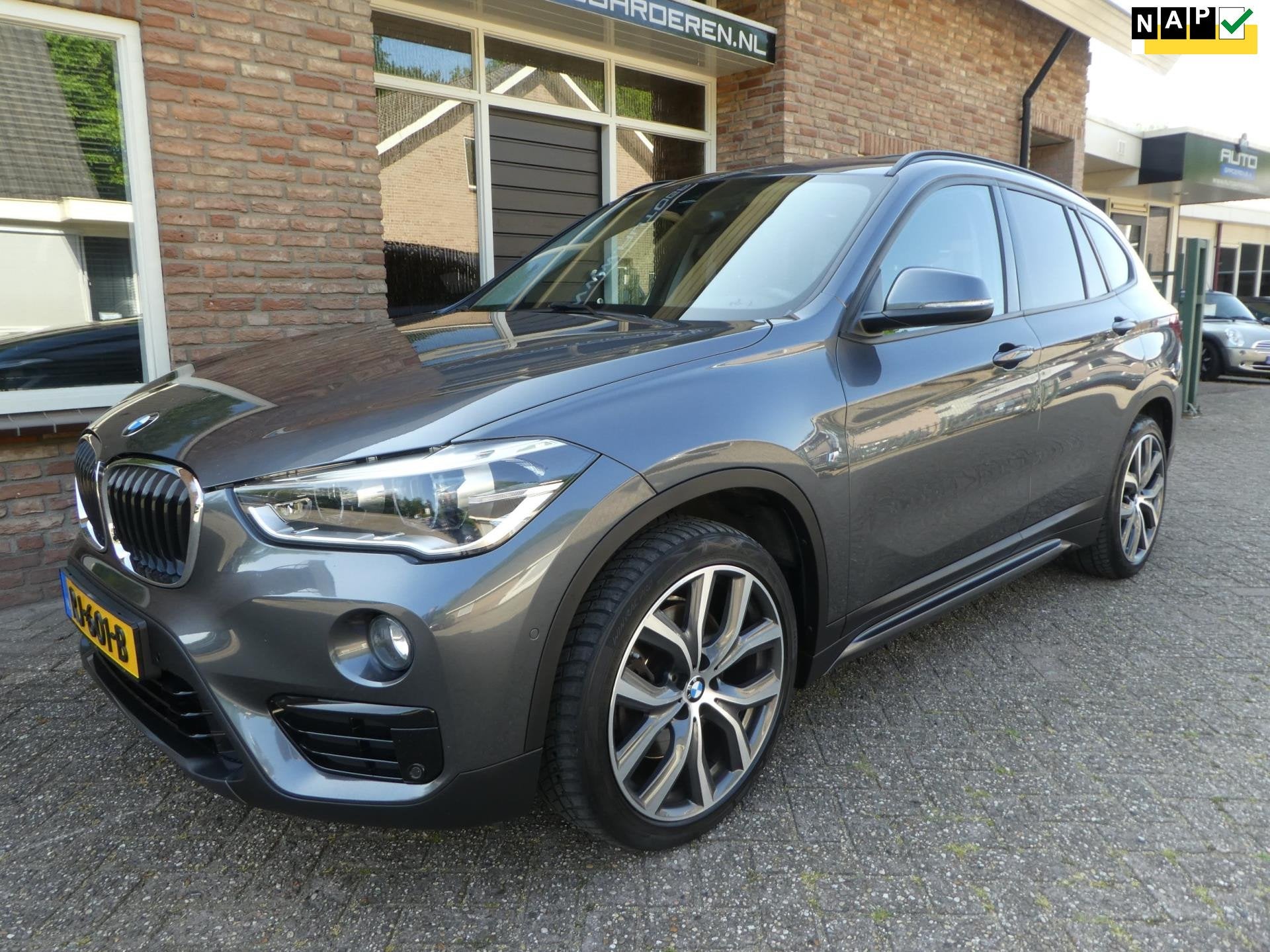 BMW X1 XDrive20i M Sport Automaat / Panoramdak / Head Up, Auto's, Stof, Gebruikt, 2000 kg, Bedrijf