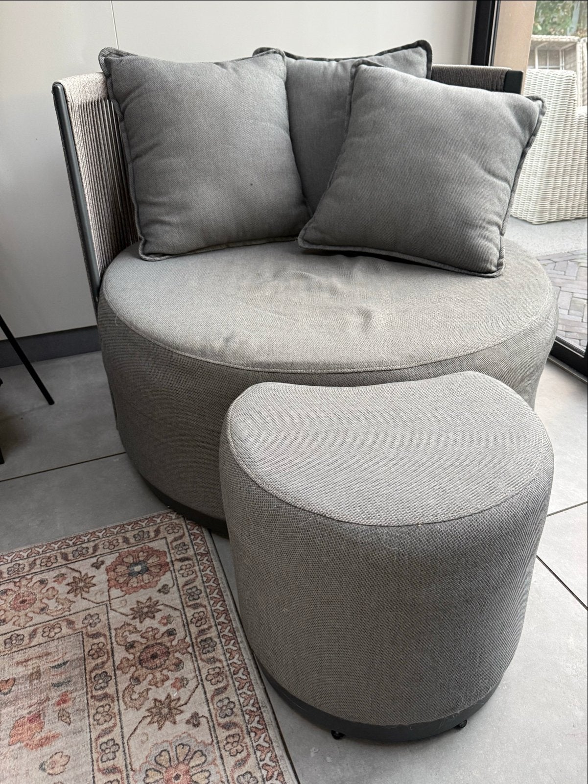 Ronde relaxfauteuil/loveseat met kussens en voetenbankje, Ophalen, Gebruikt, 100 tot 125 cm, Tweepersoons
