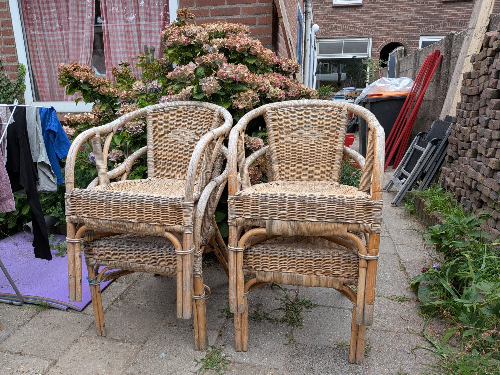4 rieten stoeltjes - Gebruikt maar functioneel, Huis en Inrichting, Stoelen, Ophalen, Gebruikt, Bruin, Riet of Rotan