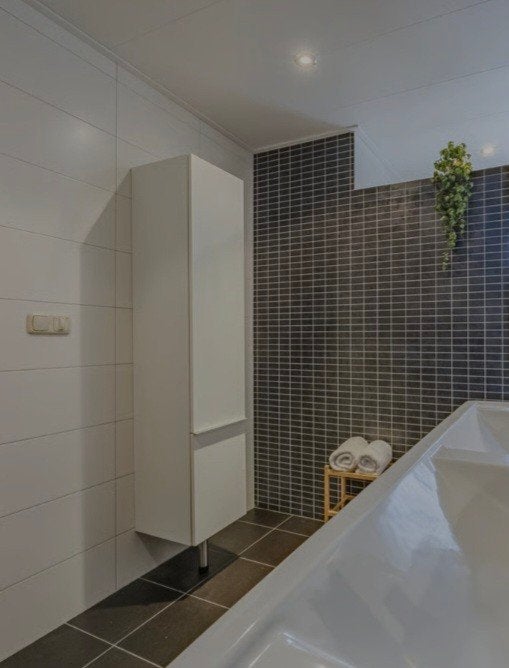 BIEDEN. Witte badkamerkast met glazen planken, Huis en Inrichting, Badkamer | Badkamermeubels, (Half)hoge kast, Minder dan 50 cm