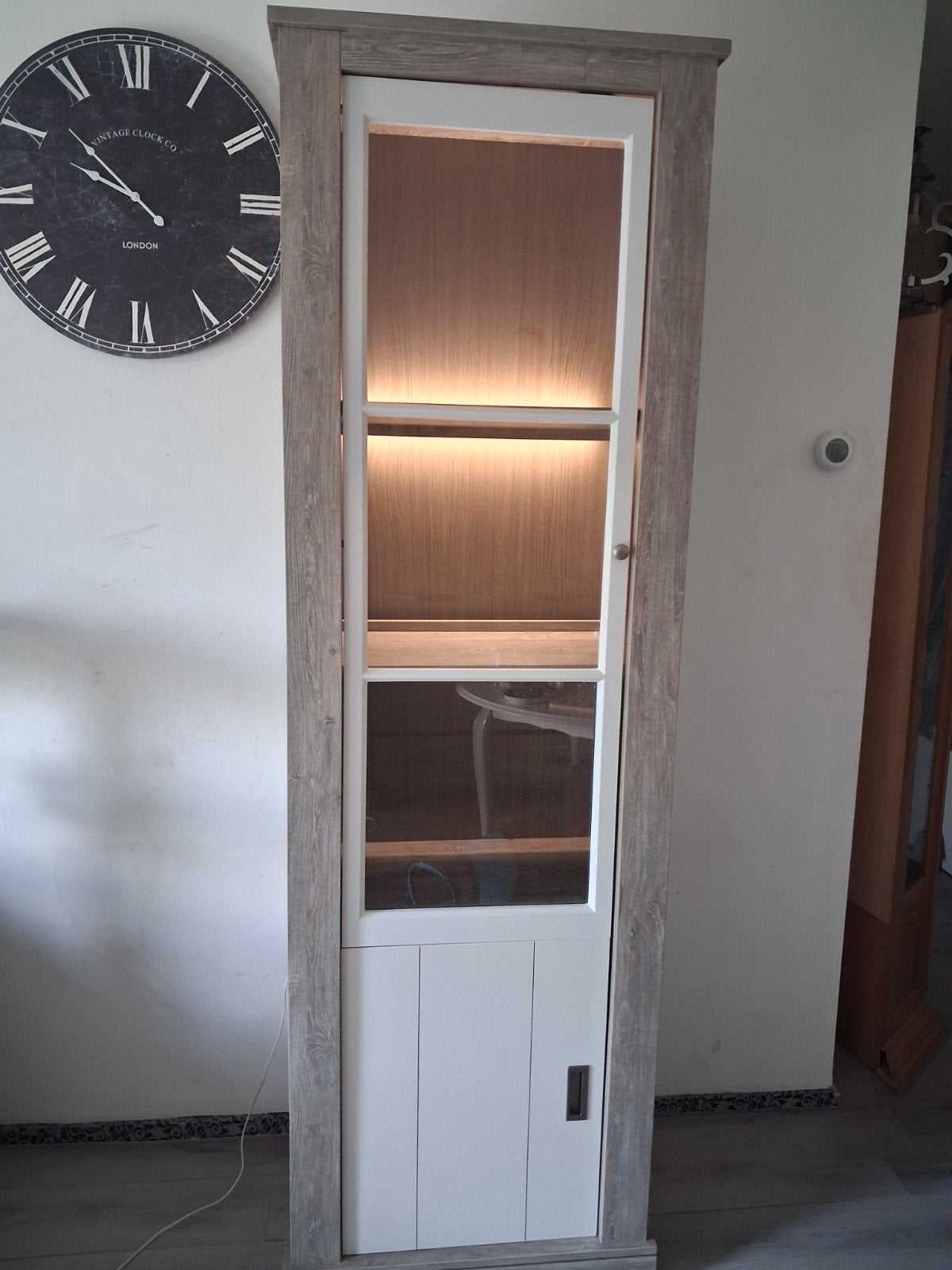 Moderne vitrinekast met verlichting en glazen deur, Huis en Inrichting, Kasten | Vitrinekasten, Ophalen, Met deur(en), 200 cm of meer