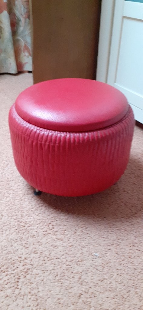 Vintage Rode Design Poef met Bergruimte – Retro Voetenbank, Huis en Inrichting, Banken | Voetenbanken en Poefen, Ophalen, Minder dan 50 cm