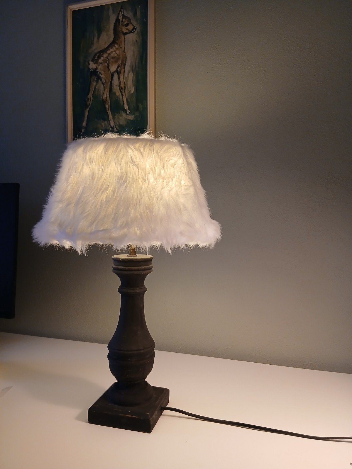Mooi en sfeervol tafellampje met zachte, witte fluffy kap., Ophalen of Verzenden, Zo goed als nieuw, Minder dan 50 cm