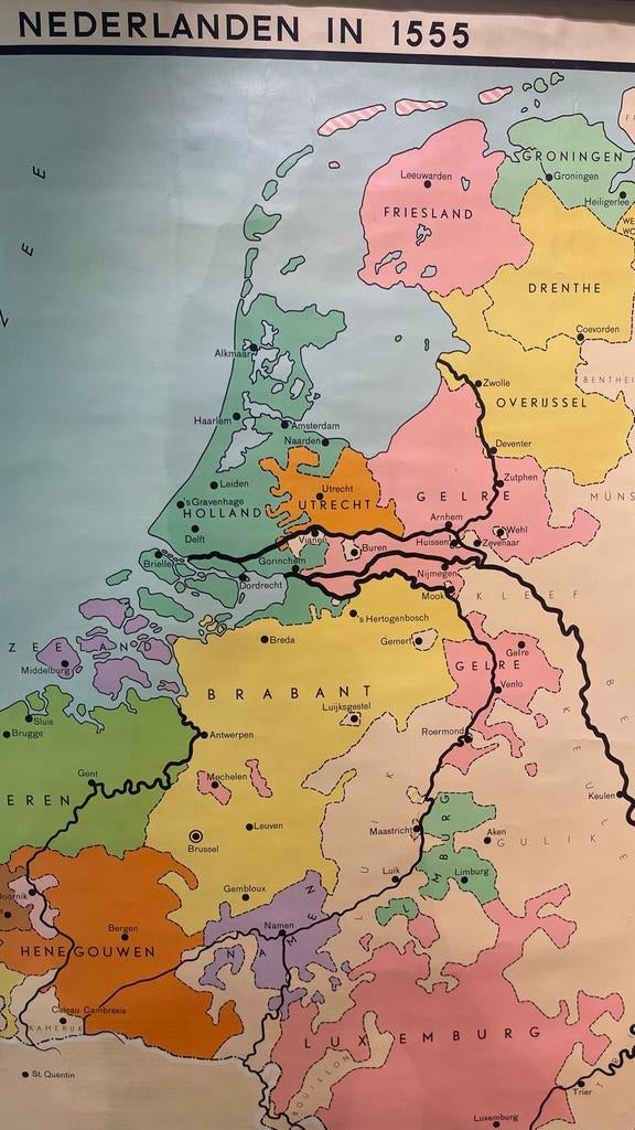Vintage jaren '50/'60 Wolters schoolkaart: Nederlanden 1555, Antiek en Kunst, Antiek | Schoolplaten, Geschiedenis, Ophalen of Verzenden