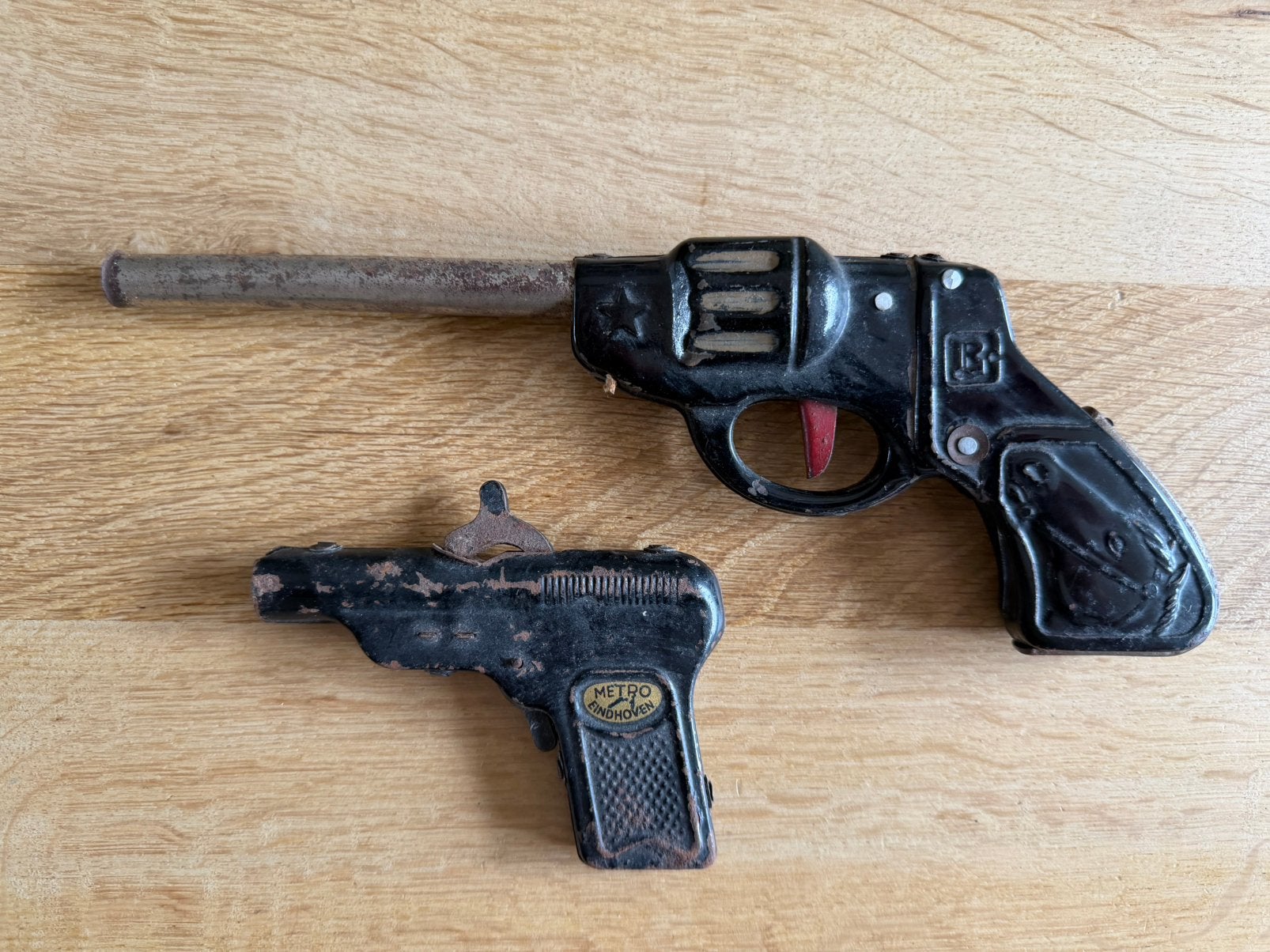 2 antieke blikken pistolen / pistool, Ophalen of Verzenden