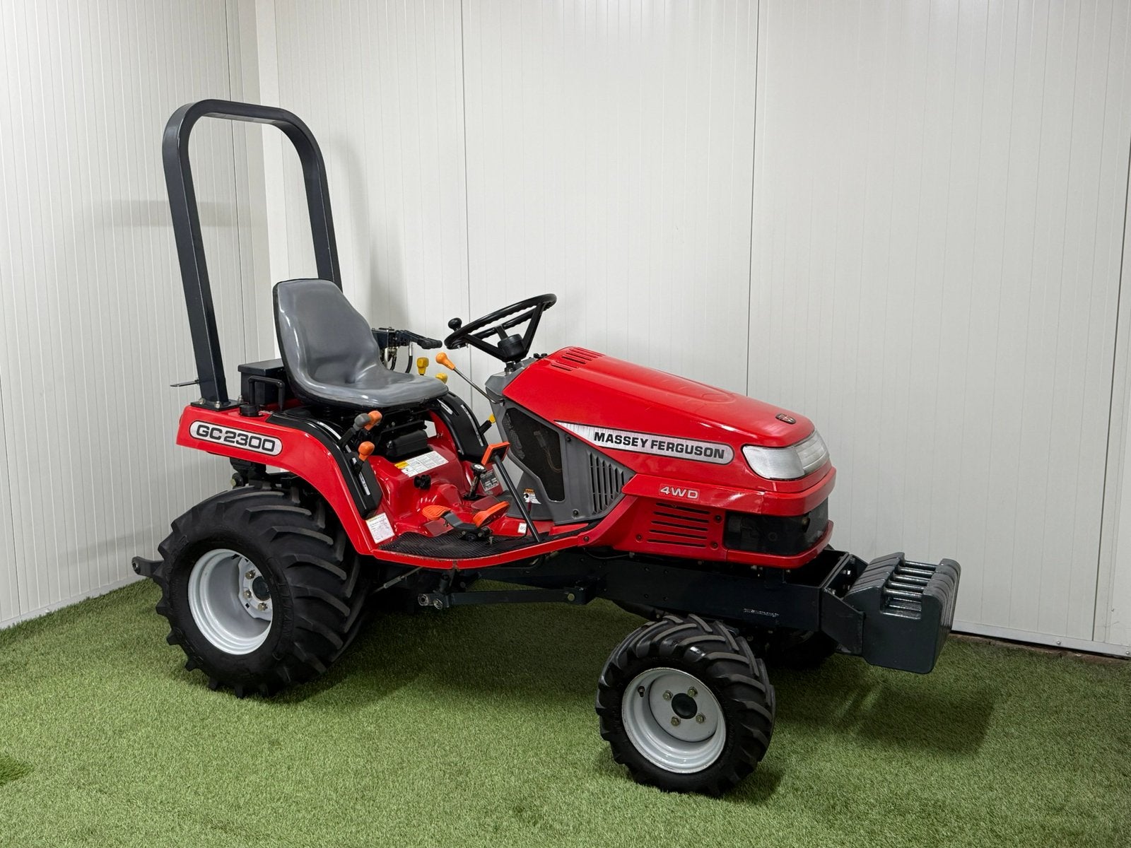 Zeer nette Massey Ferguson GC2300 hydrostaat mini trekker, Ophalen