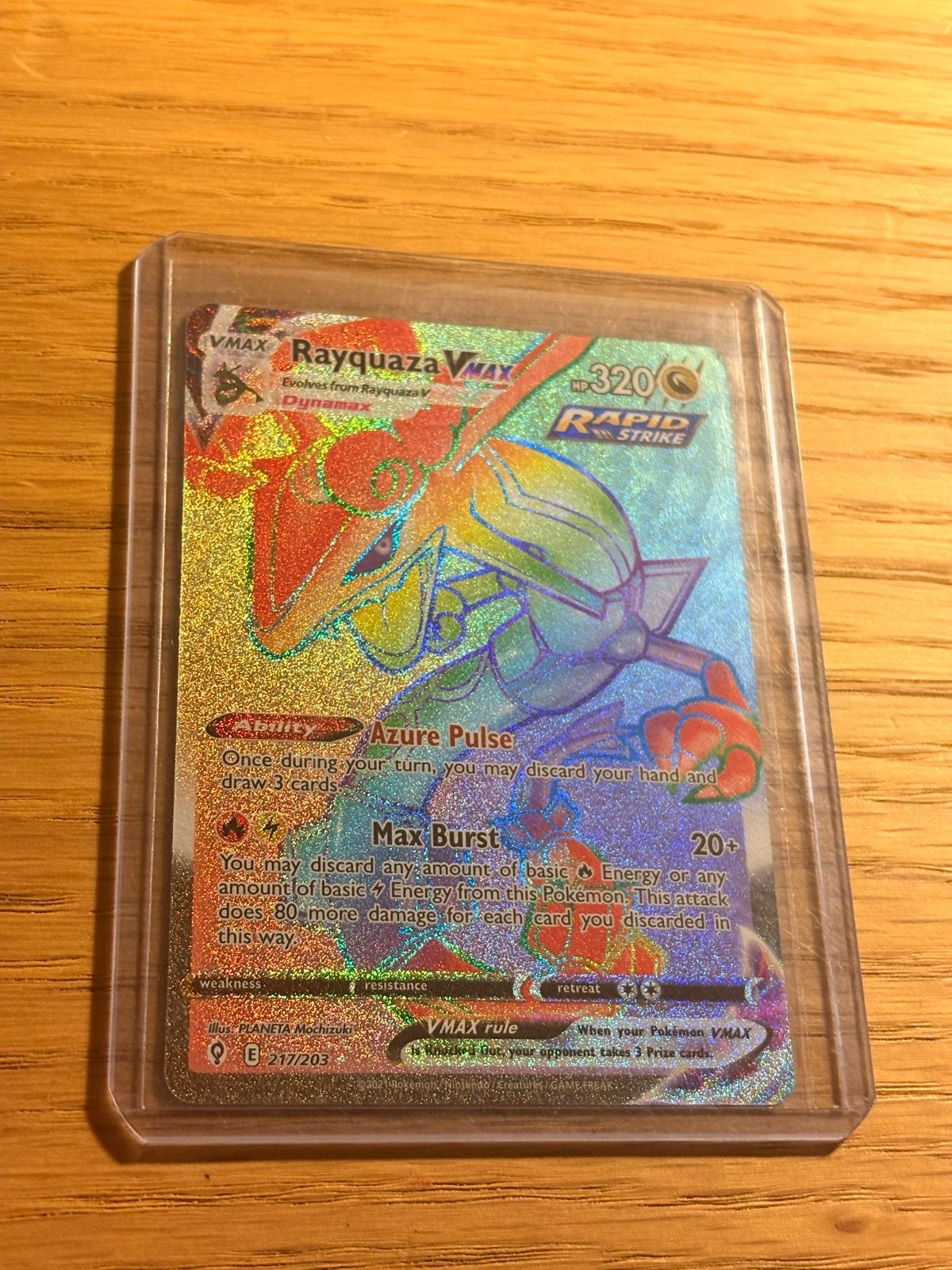 Rayquaza VMAX Rainbow Rare Pokémon Kaart (217/203), Hobby en Vrije tijd, Verzamelkaartspellen | Pokémon, Ophalen of Verzenden
