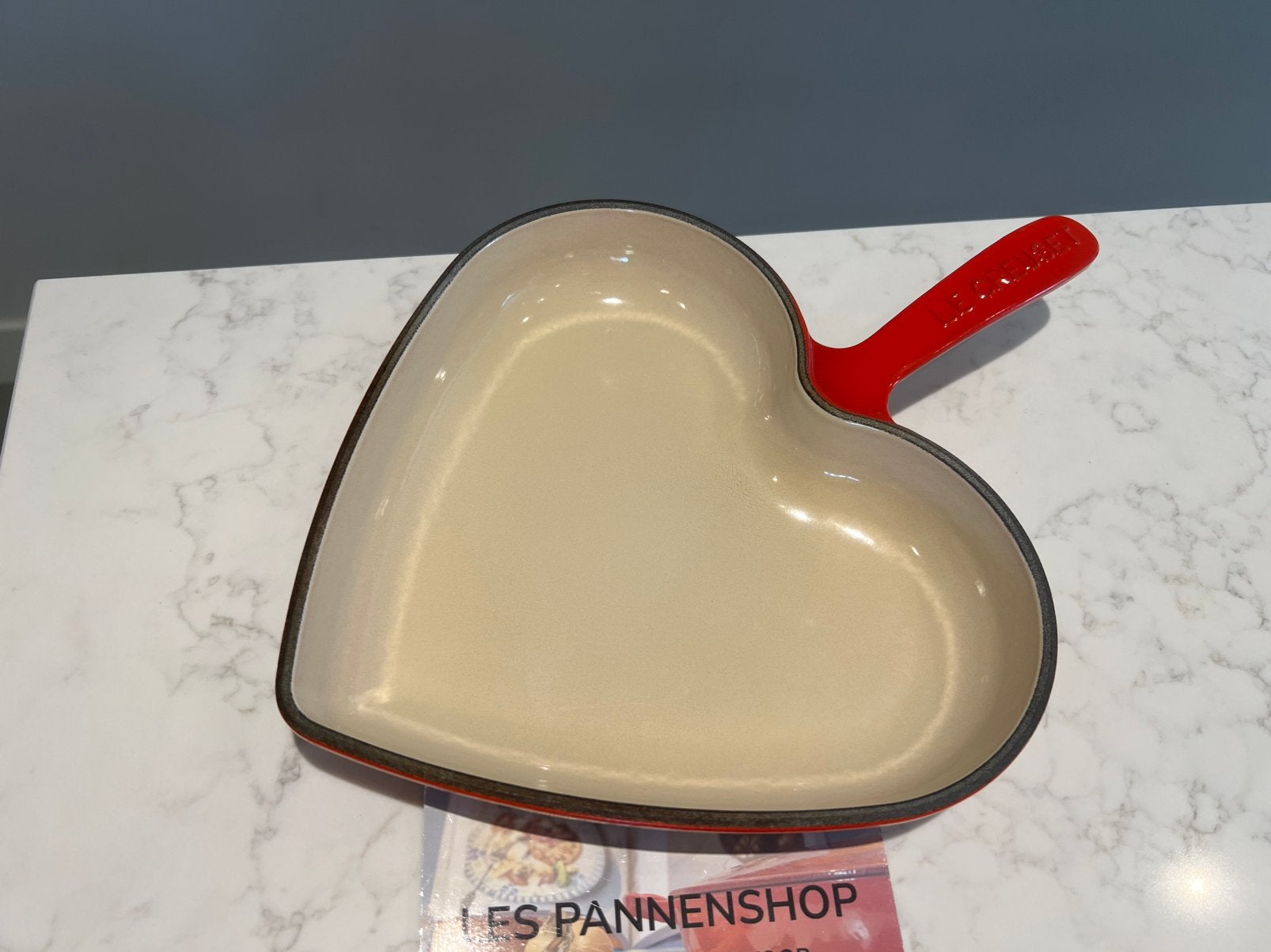Le Creuset Skillet hartje 26 cm kersenrood, Koekenpan, Gebruikt, Gietijzer, Le Creuset