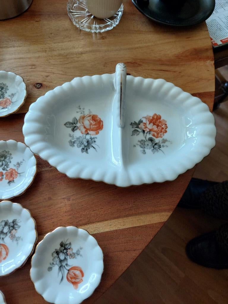 Antieke porseleinen schaal en schoteltjes, bloemmotief, Antiek en Kunst, Ophalen of Verzenden