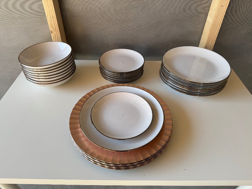 Servies - 8 delig, Huis en Inrichting, Keuken | Servies, Ophalen, Zo goed als nieuw, Overige stijlen, Aardewerk